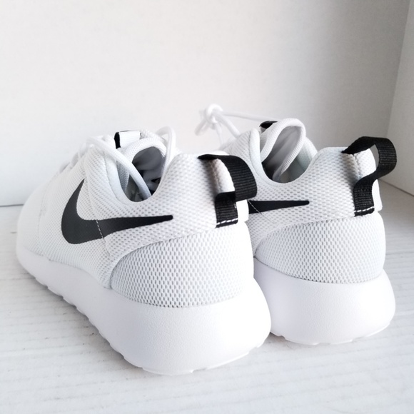 NEW Nike Roshe One White/Black Women 6.5 - Picture 5 of 6